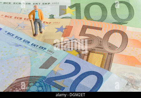 Rentner-Figur, Euro-Münzen, Banknoten, symbolisches Bild für Renten Stockfoto