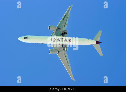 Flugzeug von Qatar Airways in den Himmel Stockfoto