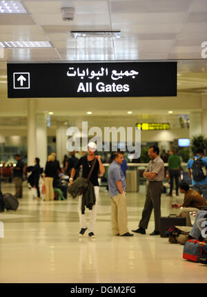 Melden Sie "Alle Tore" für Abflug-Gates, schreiben, Englisch, Arabisch, internationalen Flughafen Doha, Doha, Katar, Asien Stockfoto