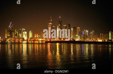 Nacht Schuss von Doha Skyline, Doha, Katar, Persischer Golf, mittleren Osten, Asien Stockfoto