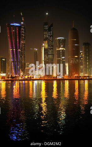 Nacht Schuss von Doha Skyline, Tornado Tower, Peilturm, Frieden Türme, Al-Thani Turm, Doha, Katar, Persischen Golf Stockfoto