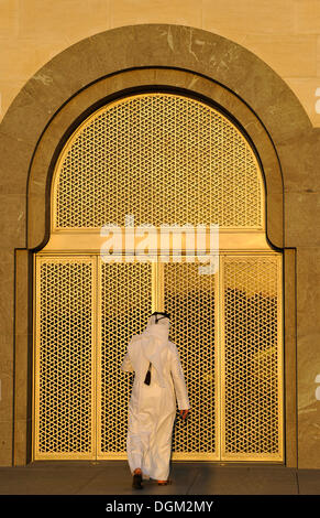 Qatari tragen traditionelle Kleidung mit Gutra, vergoldete Westeingang, Museum für islamische Kunst, entworfen von i.m. PEI Stockfoto