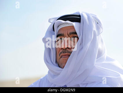 Qatari traditionelle verschleiert Kleidung mit Gutra, Emirat Katar, Persischer Golf, mittleren Osten, Asien Stockfoto