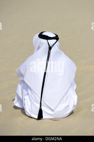 Qatari tragen traditionelle Kleidung mit Gutra und Quaste, verschleiert, Emirat Katar, Persischer Golf, mittleren Osten, Asien Stockfoto