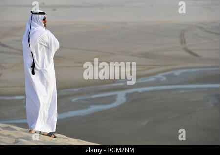 Qatari in traditioneller Kleidung mit Gutra, vor Khor Al Udeid Strand, Khor El Deid, Binnenmeer, Wüste Wunder von Katar Stockfoto