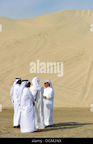 Qatari in traditioneller Kleidung mit Gutra, vor Khor Al Udeid Strand, Khor El Deid, Binnenmeer, Wüste Wunder von Katar Stockfoto