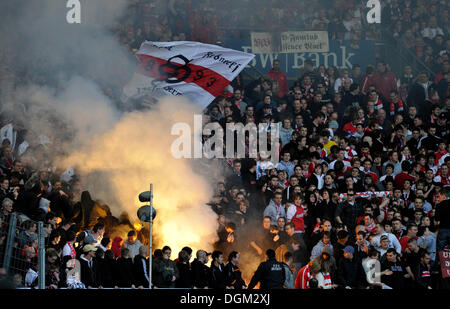 Vandalisers zünden Rauchbomben, Feuerwerk, Fackeln, Pyros, in der VfB Stuttgart Fanblock, Mercedes-Benz Arena, Stuttgart Stockfoto