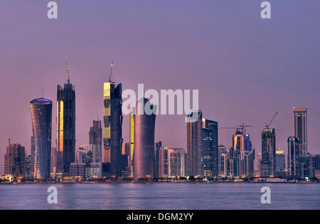 Skyline von Doha, Tornado Tower, Navigation, Frieden Türme, Al-Thani Turm, bei Dämmerung, Katar, Persischer Golf, mittleren Osten, Asien Stockfoto