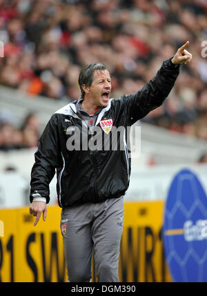 Jens Keller, Co-Trainer der deutschen Fußball-Club VfB Stuttgart, aufrufende Spieler für die substitution Stockfoto