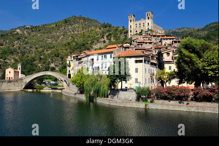 Brücke Ponte Vecchio di Dolceacqua über den Nervia Fluss und Blick auf die Burg Castello dei Doria, Dolceacqua, Ligurien Stockfoto