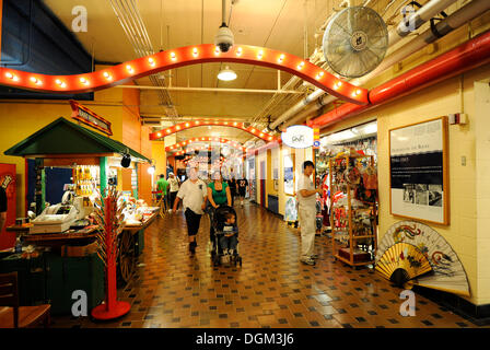 Innenansicht, Geschäfte, Navy Pier Vergnügungszentrum in Chicago, Illinois, Vereinigte Staaten von Amerika, USA Stockfoto