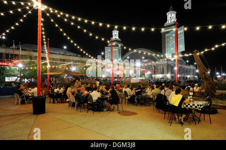 Nacht Aufnahme eines Restaurants, Navy Pier Vergnügungszentrum in Chicago, Illinois, Vereinigte Staaten von Amerika, USA Stockfoto