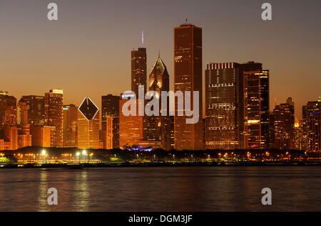 Nachtaufnahme, Aon Center, zwei Prudential Plaza, Trump Tower, Diamond Tower, Skyline, Lake Michigan, Chicago, Illinois Stockfoto