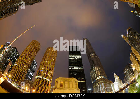 Nachtaufnahme, Bataan Corregidor Memorial Bridge, Flussschleife, Skyline, Marina City Twin Towers, 330 North Wabash Stockfoto