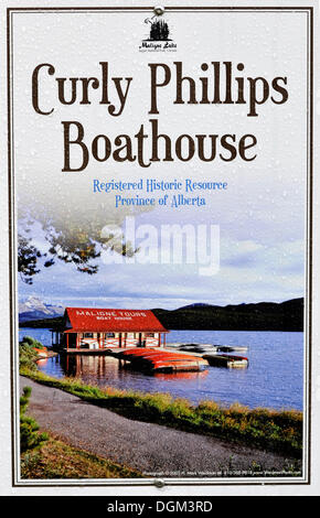 Zeichen, Curly Phillips Bootshaus, historischen Bootshaus am Ufer der Maligne Lake, Maligne Valley, Jasper Nationalpark, Alberta Stockfoto