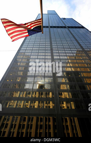 Eingang des Willis Tower, vor 2009 als Sears Tower, US-Flagge, Chicago, Illinois, Vereinigte Staaten von Amerika, USA Stockfoto