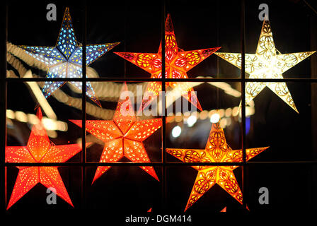 Beleuchtete Sterne, Weihnachtsmarkt, Stuttgart, Baden-Württemberg Stockfoto