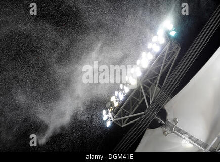 Schnee fällt bei einem leichten Mast von der Mercedes-Benz Arena, Stuttgart, Baden-Württemberg Stockfoto