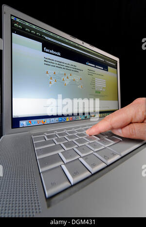 FACEBOOK, Web-basierte soziale Netzwerkportal auf Notebook-Display, Dock, Menüleiste Stockfoto