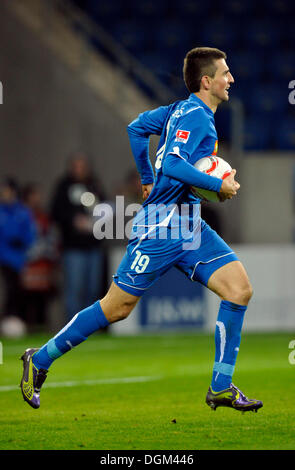 Vedad Ibisevic, TSG 1899 Hoffenheim, ausgeführt mit einem Ball unter dem arm Stockfoto