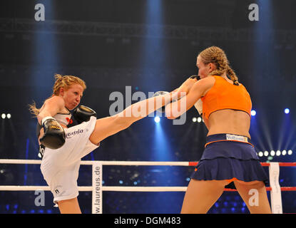 Christine Theiss, deutschen Kickbox-Weltmeister, schwarze Shorts, Vs Paola Capucci, Italien, weiße shorts Stockfoto