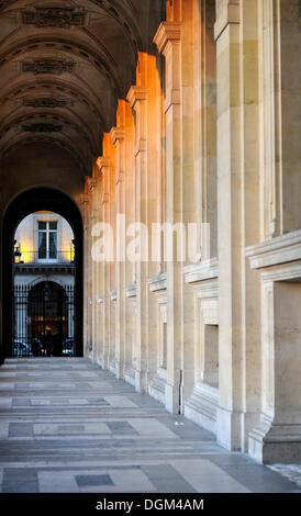 Arcade, Palais du Louvre oder Louvre Palast Museum im Abendlicht, Paris, Frankreich, Europa Stockfoto