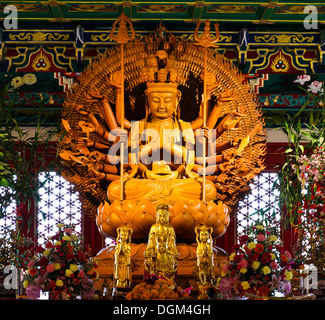 Tausend Hände hölzerne Buddha im chinesischen Tempel, Thailand Stockfoto