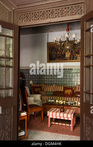 Schönes traditionelles Wohnzimmer im marokkanischen Marrakesch nach Hause Stockfoto