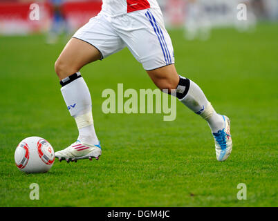 Detail, Fußballer-Beine, Ball, Fußballschuhe Stockfoto