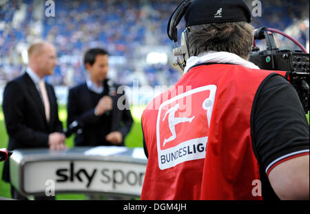 TV-Crew Kamerateam mit Logo der Bundesliga oder Bundesliga auf Lätzchen, DFB sport Direktor Matthias Sammer Deutsch Stockfoto