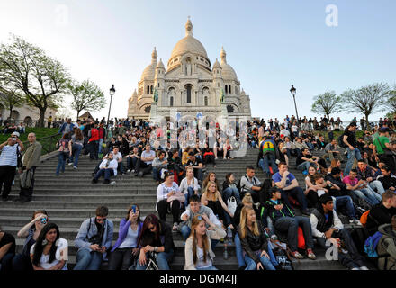 Touristen auf den Stufen vor der Basilika des Heiligen Herzens von Paris oder Sacré-C Ihrer Basilika, Montmartre, Paris, Frankreich Stockfoto