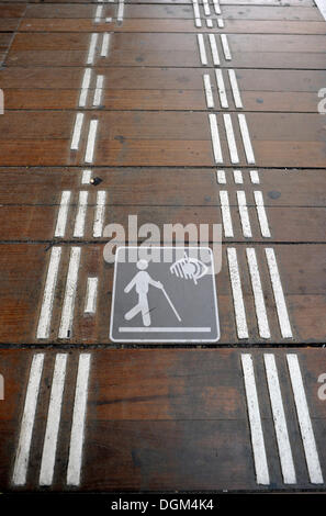 Bodenmarkierung für Sehbehinderte und blinde Menschen, Bahnhofshalle des Gare de l ' est Bahnhof, Paris, Frankreich, Europa Stockfoto