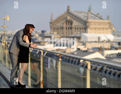 Paar und Blick von einer Aussichtsplattform auf der Opéra Palais Garnier Oper, Paris, Frankreich, Europa Stockfoto