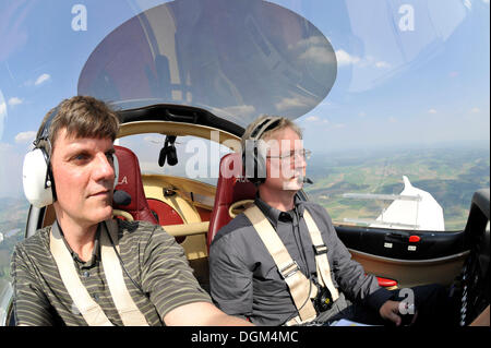 Pilot, Co-Pilot, Fluglehrer, Flugschüler, Leichtflugzeugen, D-ESOA Aquila A210 AT01 Stockfoto