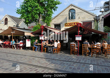 Straßencafé oder Straßencafé, Brasserie, Bercy Village, Cour St. Emilion, ehemalige Wein Depot von Paris Bercy, Paris, Frankreich Stockfoto