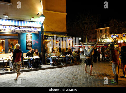 Straßenkünstler in der Nacht am Place du Tertre, Montmartre, Paris, Frankreich, Europa Stockfoto