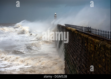 Schwere See an der nördlichen Wand, Tynemouth, Tyne & tragen, UK Stockfoto