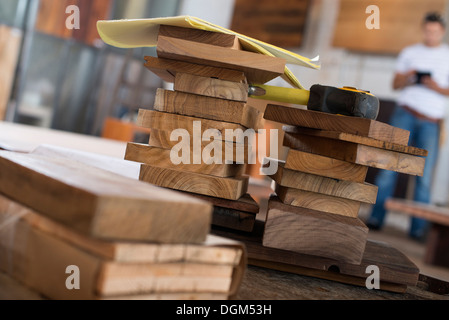 Ein junger Mann in einer Werkstatt. Verwenden eine digitale-Tablette, Aufzeichnungen und Foto-Objekte. Stockfoto