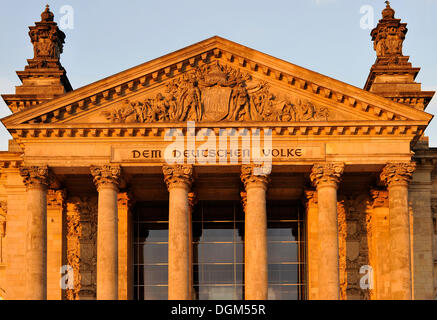 Abendlicht auf dem Deutschen Reichstag, Worte "Dem Deutschen Volke" oder "Dem deutschen Volke" und Entlastung in der Stockfoto