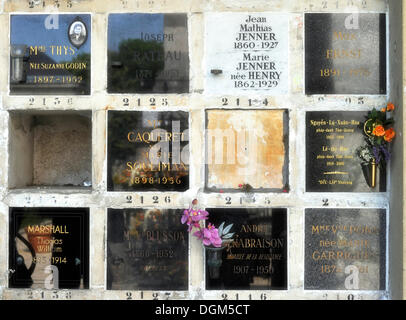 Urnengrab von Max Ernst und anderen, Cimetière du Père Lachaise Cemetery, Paris, Frankreich, Europa, PublicGround Stockfoto