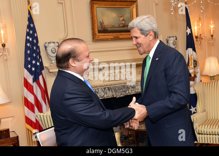 US-Außenminister John Kerry grüßt pakistanische Premierminister Nawaz Sharif vor ihrem bilateralen Treffen an das US Department of State 20. Oktober 2013 in Washington, DC. Stockfoto