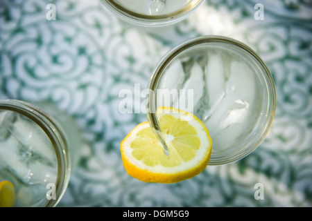 Machen Limonade Overhead Schuss Limonade Gläser frische Zitronenscheibe im Rand des Glas Bio Limonade Getränke Stockfoto