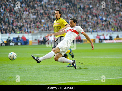 Fußballspieler Cristian Molinaro VfB Stuttgart in einem Duell mit Mats Hummels von Borussia Dortmund, links, Mercedes-Benz Arena Stockfoto