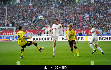 Duell zwischen Robert Lewandowski von Borussia Dortmund, links, mit Khalid Boulahrouz des VfB Stuttgart, Zentrum, beobachtet von Cristian Stockfoto