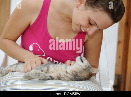 Liebe zu Tieren, junge Frau streicheln Tabby Katze, Dolcedo, Riviera dei Fiori, Ligurien, Italien, Europa Stockfoto