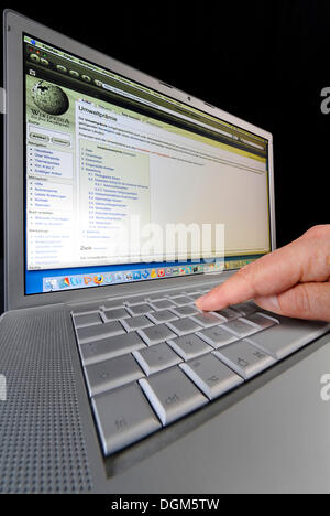 Laptop, PC, Wikipedia, Online-Enzyklopädie Stockfoto