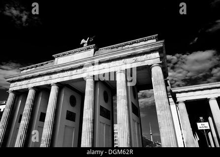 Black-and-white-Shot, Brandenburger Tor oder Brandenburger Tor, Platz des 18. Maerz, Bezirk Mitte, Berlin, PublicGround Stockfoto