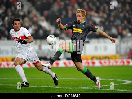 Duell, Mike Hanke, Borussia Moenchengladbach, Recht, gegen Cristian Molinaro, VfB Stuttgart, links, Mercedes-Benz Arena, Stuttgart Stockfoto