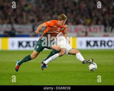 Duell Aktion, Markus Rosenberg, Werder Bremen, orange, vs Cristian Molinaro, VfB Stuttgart, Mercedes-Benz Arena, Stuttgart Stockfoto