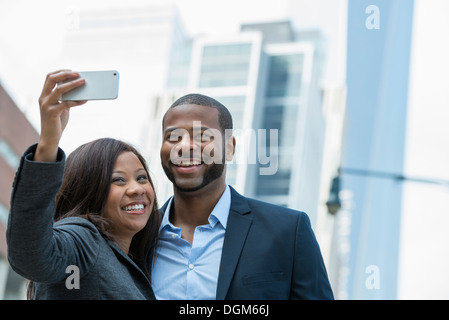Sommer. Ein paar selfy, eine Frau hält sich ein Smartphone und ihr Bild. Stockfoto